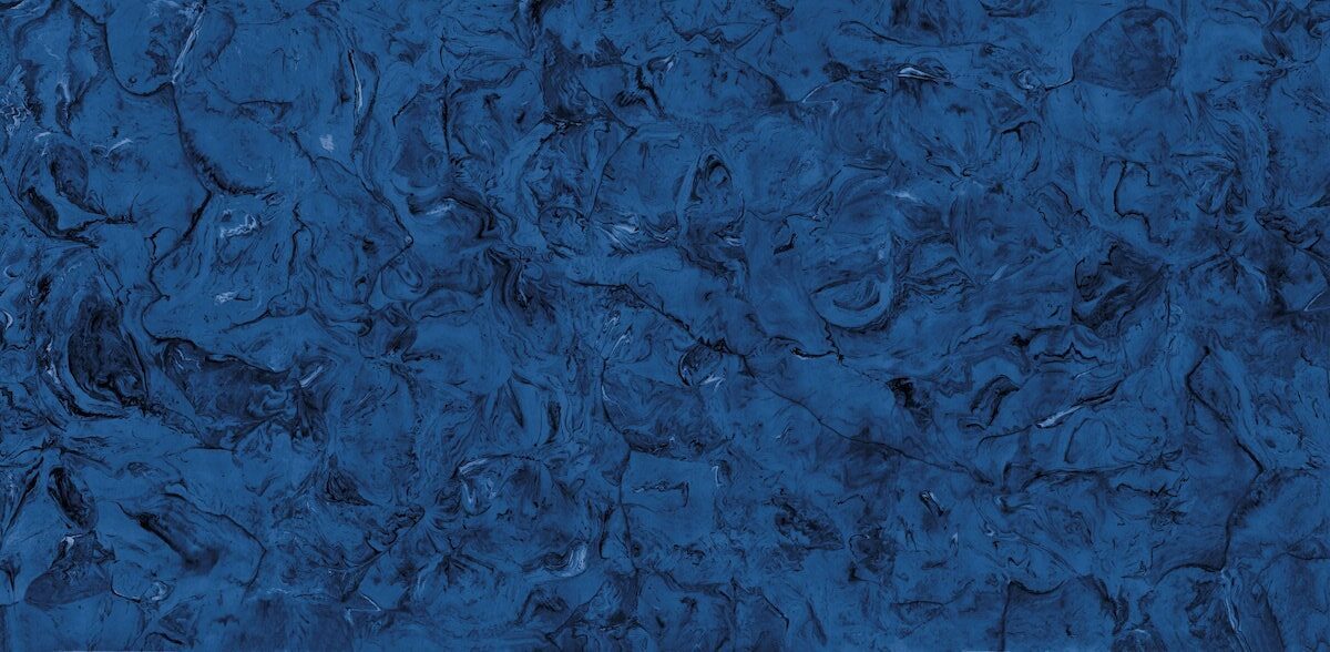 Spiek-kwarcowy-Laminam-blu-polished-intensywny-granat-z-cieniowaniem-n-sphere-centrum-Spiekow-i-Kamienia-1-min