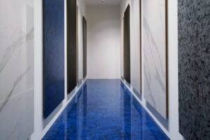 Spiek-kwarcowy-Laminam-blu-polished-intensywny-granat-z-cieniowaniem-n-sphere-centrum-Spiekow-i-Kamienia-8-min