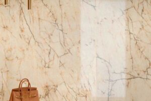 Spiek-kwarcowy-Laminam-cristallo-macchia-vecchia-rain-kremowy-z-siatka-szaro-zlotych-zyly-n-sphere-centrum-Spiekow-i-Kamienia-7-min