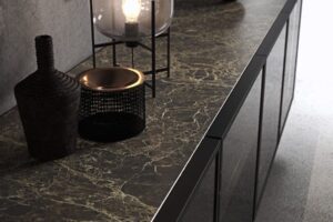 Spiek-kwarcowy-Laminam-emperador-extra-polished-brazowy-z-kontrastowa-bezowo-zlota-zyla-n-sphere-centrum-Spiekow-i-Kamienia-3-min