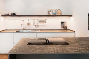 Spiek-kwarcowy-Laminam-emperador-extra-polished-brazowy-z-kontrastowa-bezowo-zlota-zyla-n-sphere-centrum-Spiekow-i-Kamienia-5-min