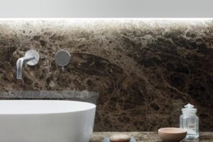 Spiek-kwarcowy-Laminam-emperador-extra-polished-brazowy-z-kontrastowa-bezowo-zlota-zyla-n-sphere-centrum-Spiekow-i-Kamienia-9-min