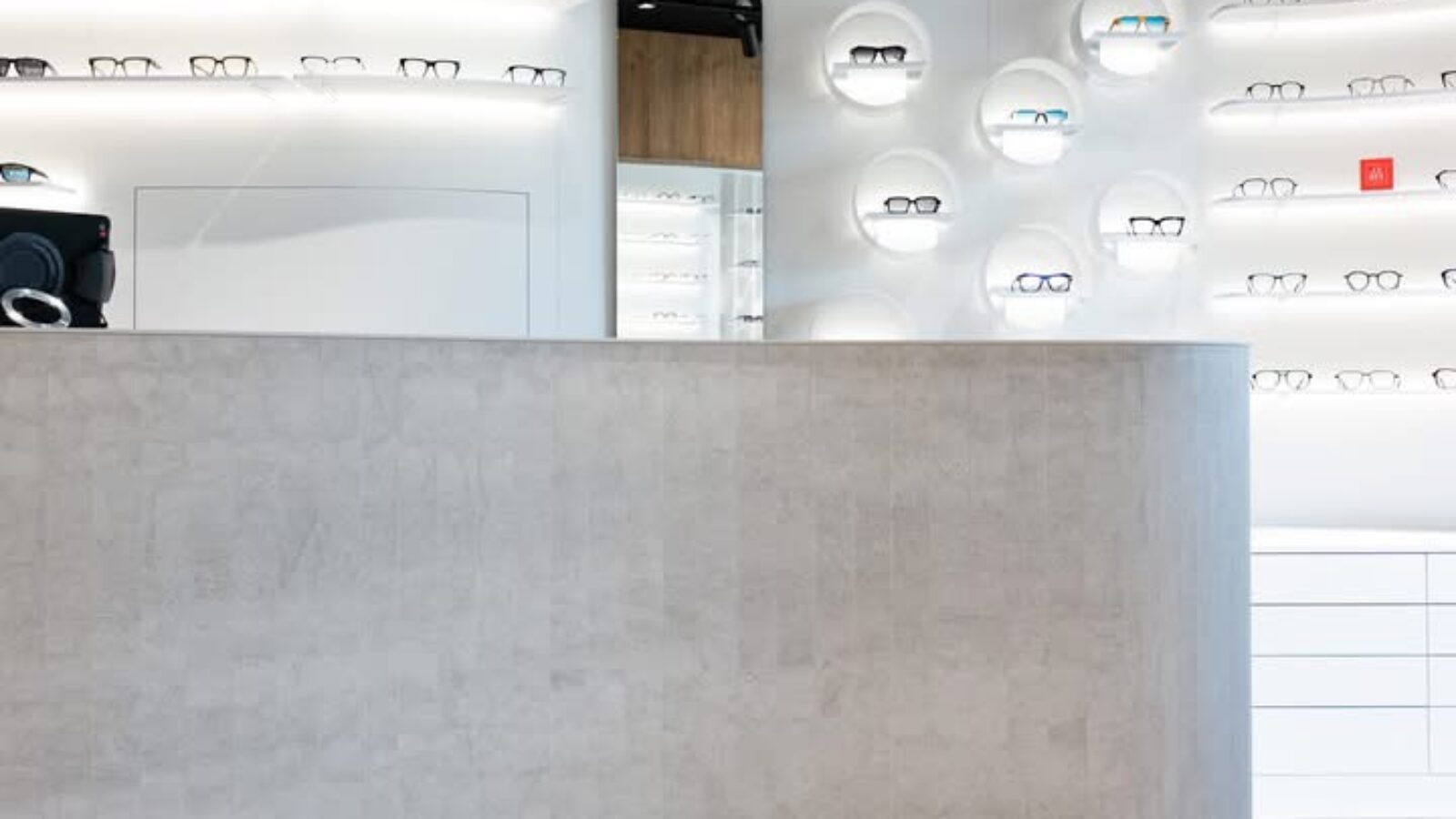 n-sphere-Realizacja-Salon-Optyczny-Lada--recepcja-ze-spiekow-spieki-kwarcowe-wykonawca-montaz-01