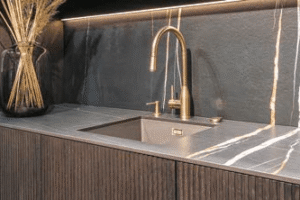 pol_pl_Spiek-kwarcowy-Laminam-I-Naturali-Sahara-Noir-Extra-Bocciardato-120x300x0-5-cm-570_1-kopia-min